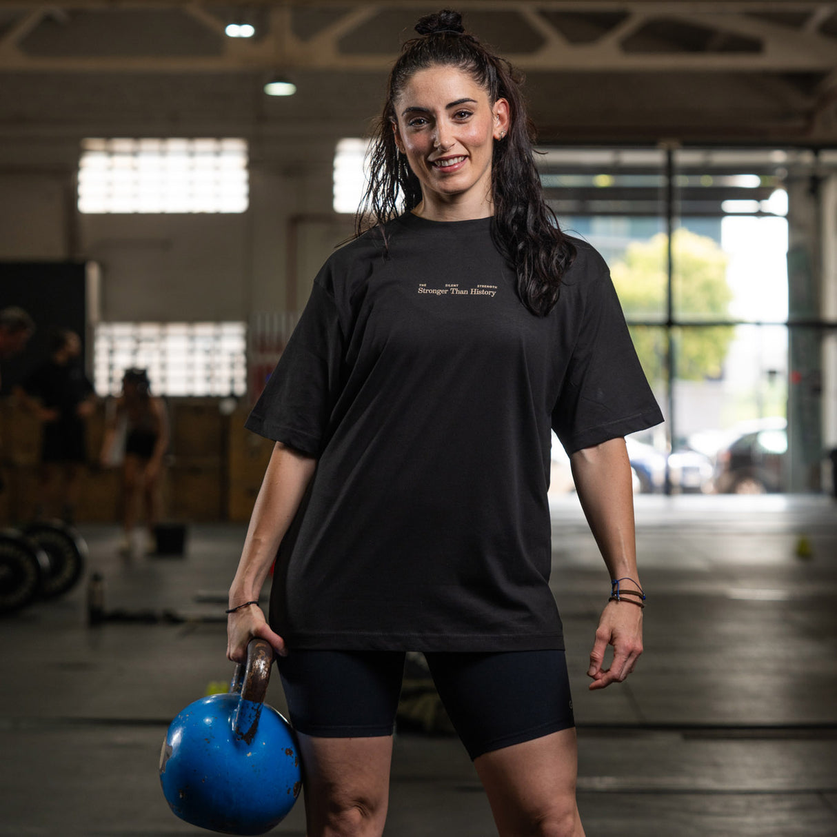 Cocowod ropa crosstraining Camiseta Mujer modelo Stronger Than History | Oversized